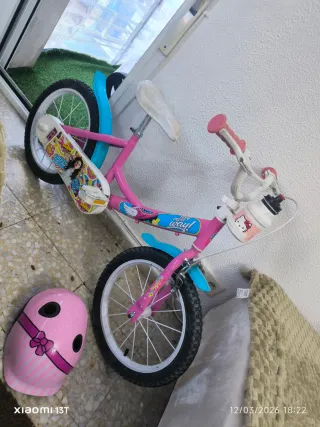 Bicicleta niña rosa con casco falta freno trasero