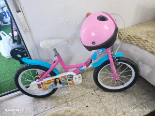 Bicicleta niña rosa con casco falta freno trasero