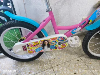Bicicleta niña rosa con casco falta freno trasero
