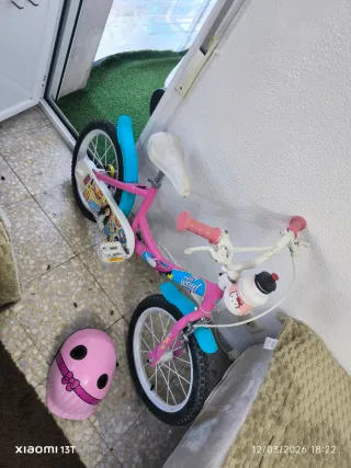 Bicicleta niña rosa con casco falta freno trasero