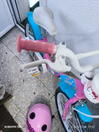 Bicicleta niña rosa con casco falta freno trasero
