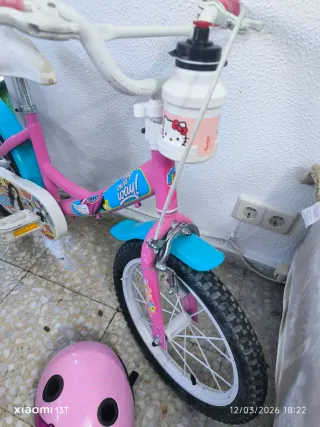 Bicicleta niña rosa con casco falta freno trasero