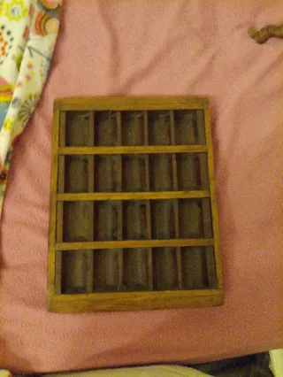 Caja organizadora de madera para monedas