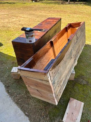 Jardinera de madera tratada