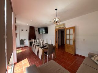 CHALET CON PISCINA. Villanueva del Arzobispo