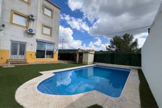 CHALET CON PISCINA. Villanueva del Arzobispo