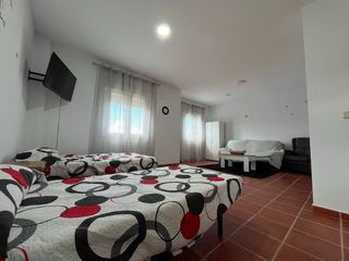 CHALET CON PISCINA. Villanueva del Arzobispo