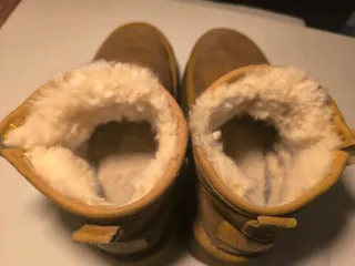 Botas UGG de cuero marrón