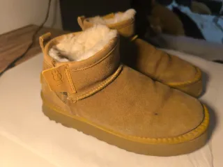 Botas UGG de cuero marrón