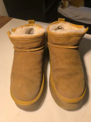 Botas UGG de cuero marrón