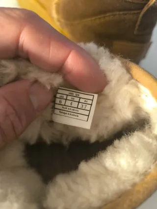 Botas UGG de cuero marrón