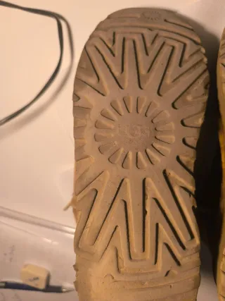 Botas UGG de cuero marrón