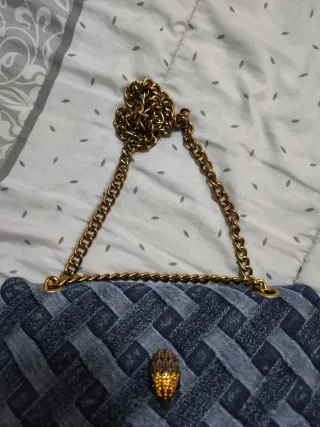 Bolso de mujer azul con cadena dorada