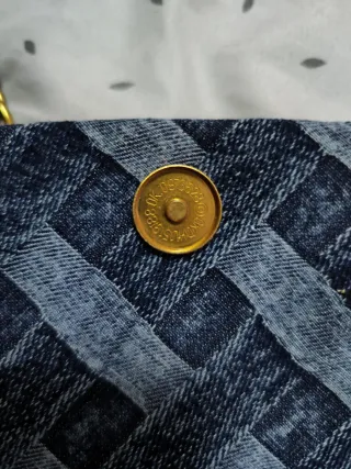 Bolso de mujer azul con cadena dorada