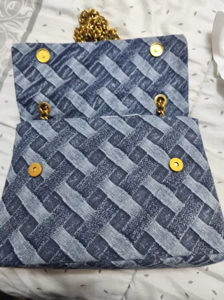 Bolso de mujer azul con cadena dorada