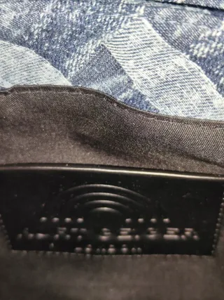 Bolso de mujer azul con cadena dorada