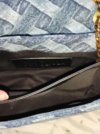 Bolso de mujer azul con cadena dorada