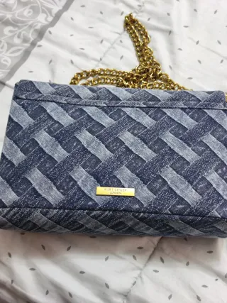 Bolso de mujer azul con cadena dorada
