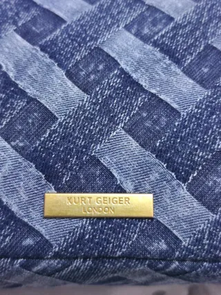 Bolso de mujer azul con cadena dorada