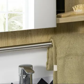 Mueble baño espejo toallero pared lavabo WC alto