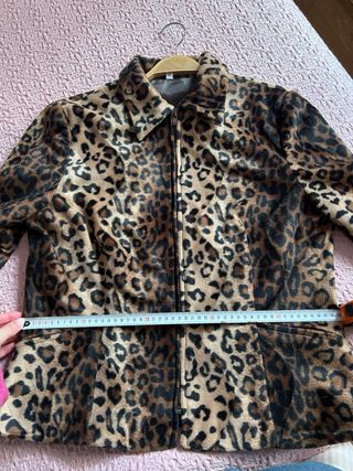 Cazadora animal print estructurada
