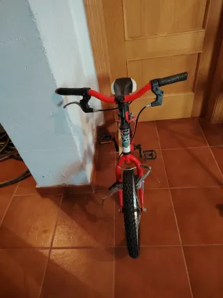 Sofá gris de 3 plazas