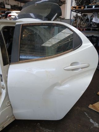PUERTA TRASERA IZQUIERDA TOYOTA YARIS (XP21)