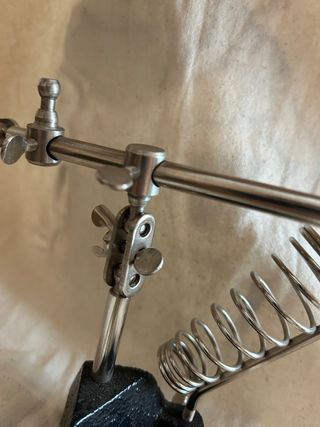 Strumento terza mano con morsetti