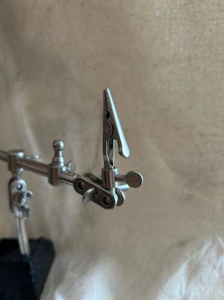 Strumento terza mano con morsetti