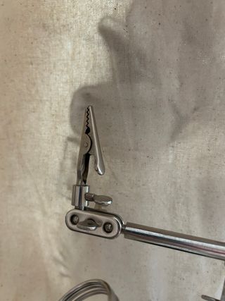 Strumento terza mano con morsetti