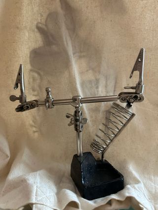 Strumento terza mano con morsetti