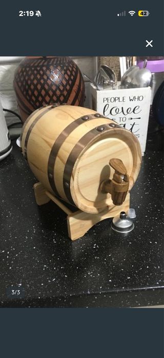 Mini barril de madera con grifo