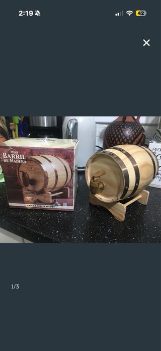 Mini barril de madera con grifo