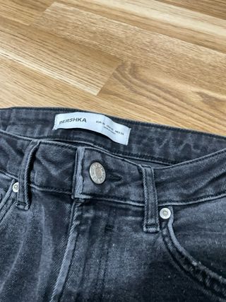 Pantalones vaqueros negros desgastados