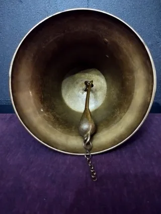 Campana grande.