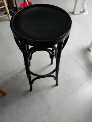 7 Taburetes de bar de madera y metal