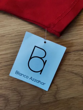 Vestido vermelho com mangas franzidas