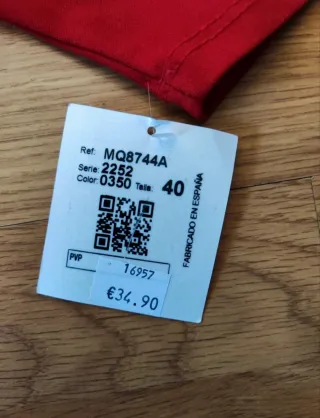 Vestido vermelho com mangas franzidas