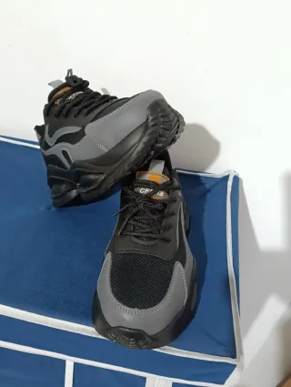 Zapatillas de seguridad negras y grises