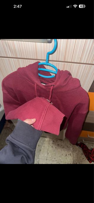 Sudadera Tommy Jeans Mujer Roja granate corta.