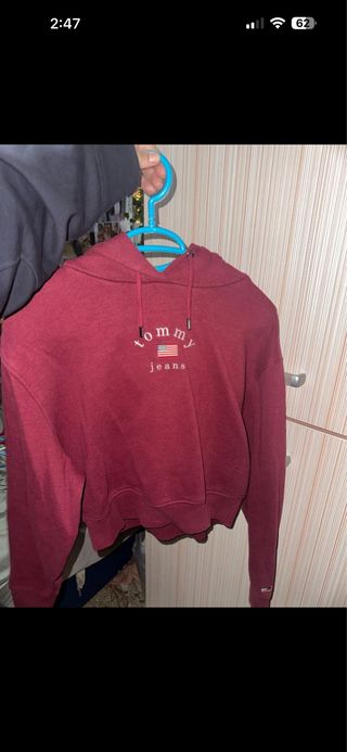 Sudadera Tommy Jeans Mujer Roja granate corta.