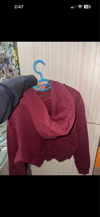 Sudadera Tommy Jeans Mujer Roja granate corta.