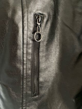 Chaqueta cuero rayas negra, roja y blanca