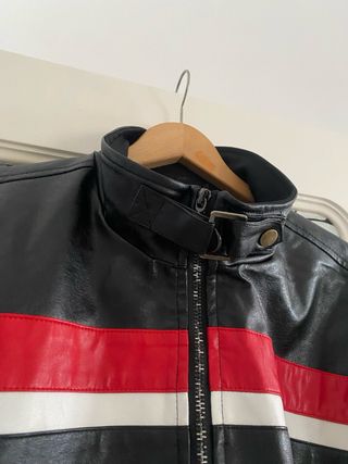 Chaqueta cuero rayas negra, roja y blanca