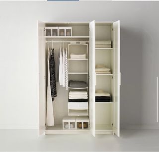 Armario blanco con espejo