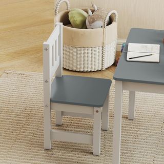 Conjunto de Mesa y 2 Sillas para Niños de 3 a 8 Años, Mesa para Niños con Sillas con Respaldo de Listones, Esquinas Redondeadas, en Madera de Pino y MDF para Habitación y Sala de Estar, Gris y Blanco