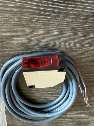 Sensor Fotoeléctrico Reflexivo BERM E3JK-R4M1