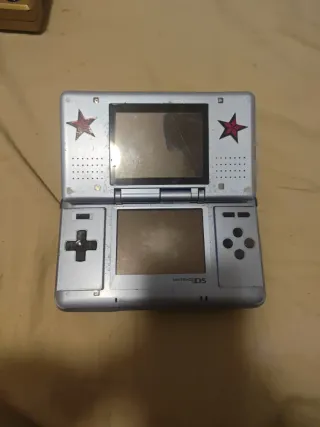 Nintendo DS Plata con pegatinas