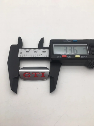 EMBLEMA VOLANTE GTI LETRAS ROJAS O NEGRAS