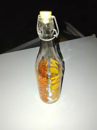 Botella de vidrio con tapa
